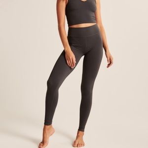 NWT Abercrombie and Fitch The High Rise Legging in Heather Gray. Size XS